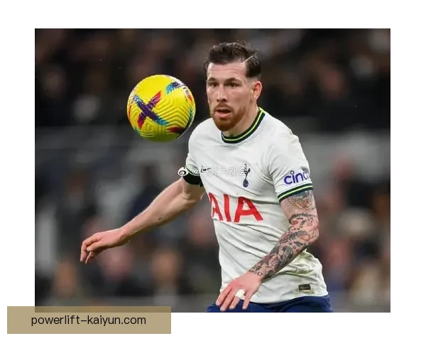 霍伊别尔在场上的表现稳健，持续增强其在球队中的影响力和核心地位。