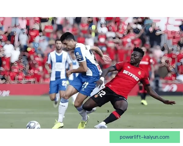 足球右路助攻表现稳健，助力球队反击战术更为犀利